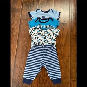 ✅3/$15 Disney baby onesies bundle 6-9 months